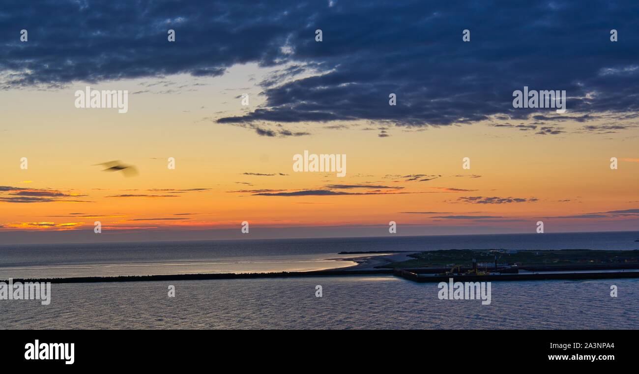 Helgoland - Blick auf die Insel Düne - Sonnenaufgang über dem Meer Stockfoto