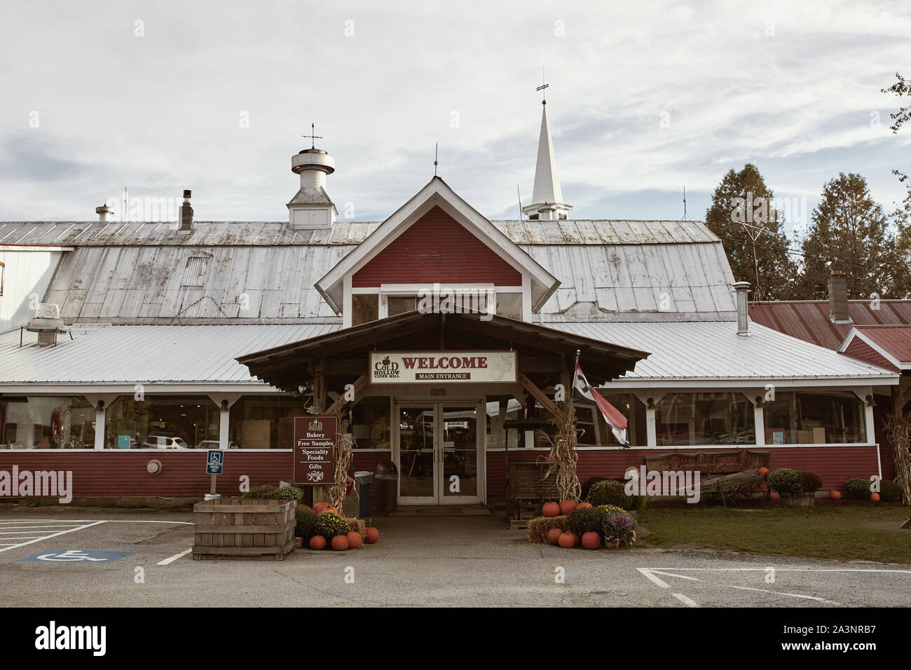 Waterbury, Vermont - 29. September 2019: Besuch in Kalten hohlen Apfelwein für den berühmten Apfelwein Donuts und Apple Cider in Waterbury, Vermont. Stockfoto