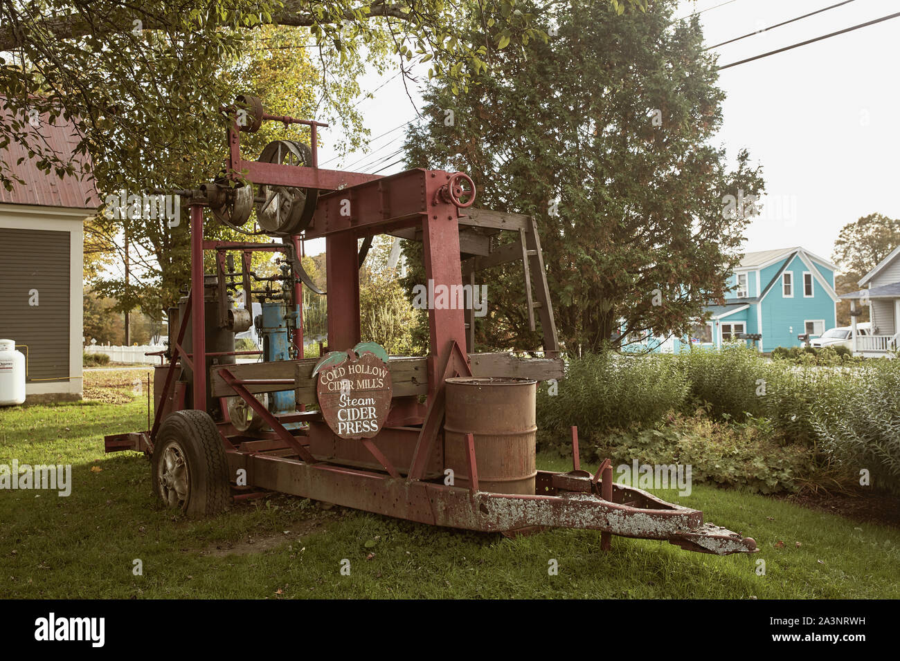 Waterbury, Vermont - 29. September 2019: Apfelwein Drücken Sie am Eingang der Kalten hohlen Cider in Waterbury, Vermont Stockfoto