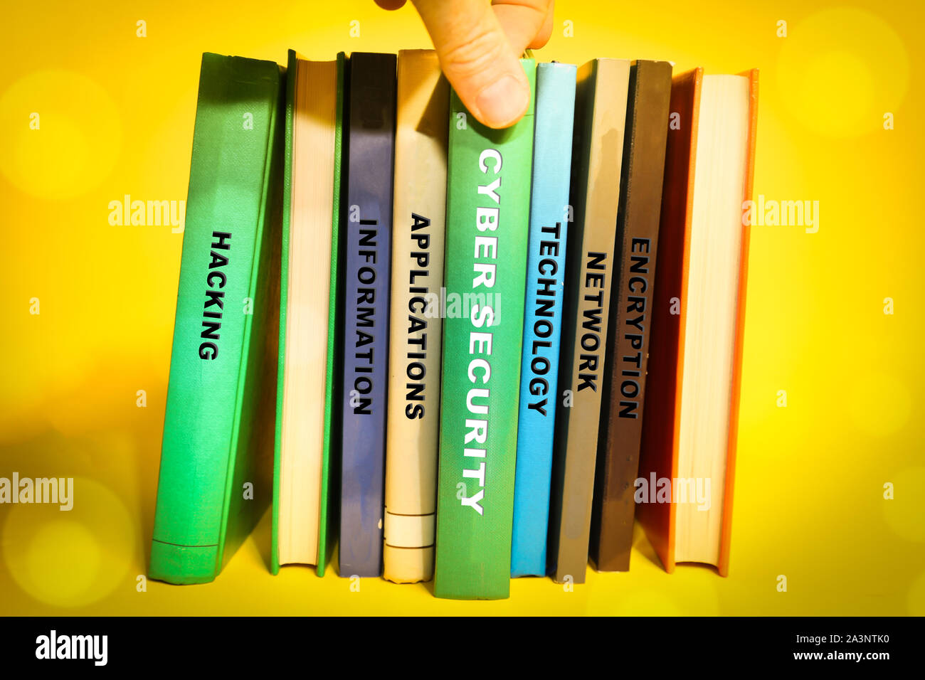 Cyber Security - Bücher im Regal, Cyber Security Themen Etiketten. Stockfoto