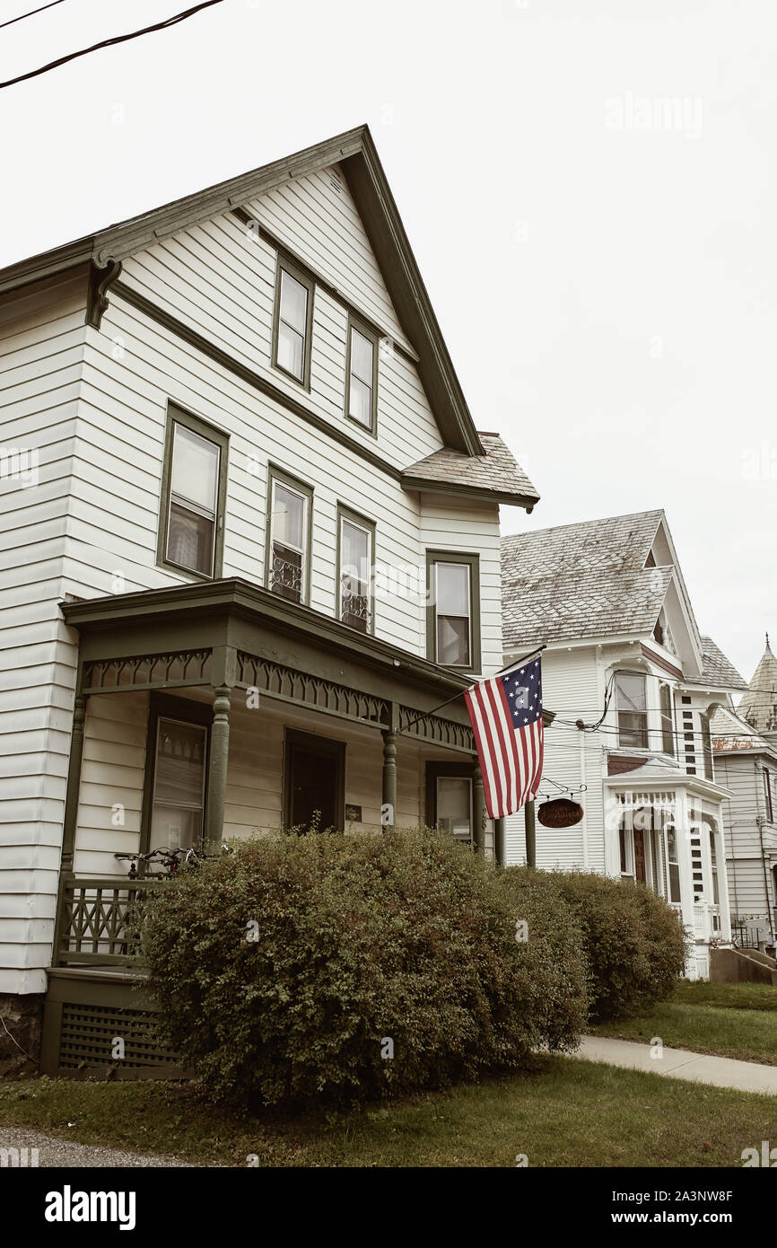 Burlington, Vermont - 29. September 2019: Wohnstraße, bei der die Zeile der weißen Holzhäuser in der Altstadt von Burlington, Vermont Stockfoto