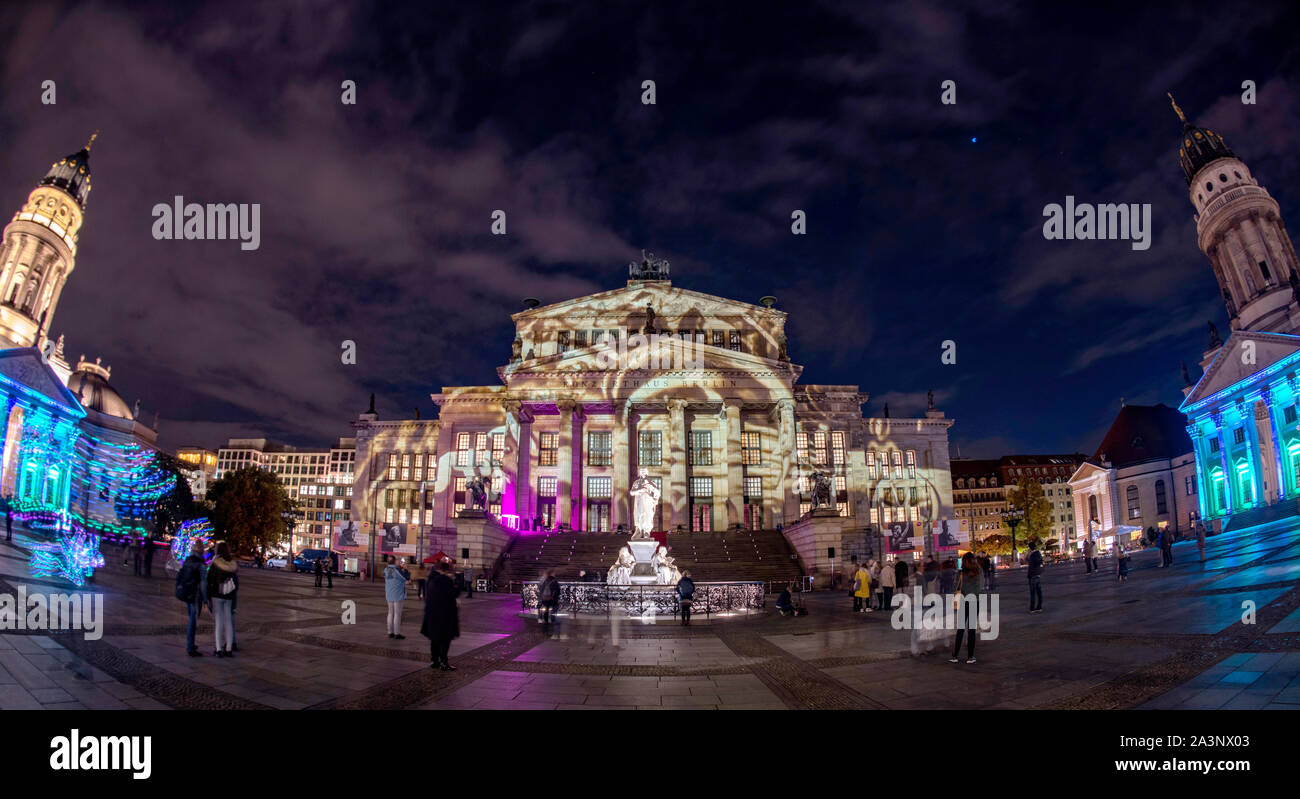 Berlin, Deutschland. 09 Okt, 2019. Der Gendarmenmarkt ist beim Festival der Lichter' Berlin leuchtet leuchtet auf'. Quelle: Britta Pedersen, Paul Zinken/dpa/Alamy leben Nachrichten Stockfoto