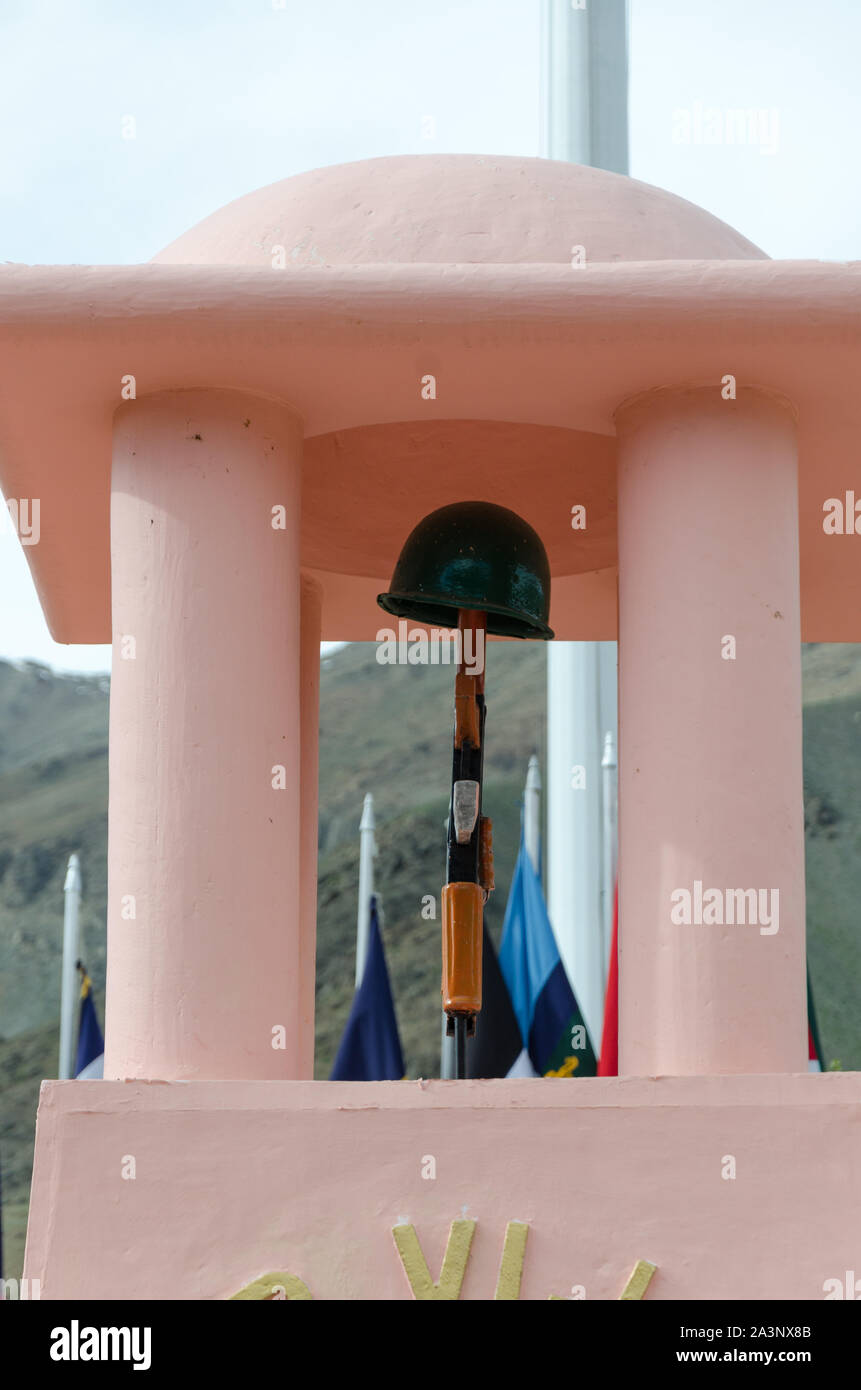 Eine umgekehrte Gewehr und militärischen Helm bei Kargil Kriegerdenkmal in Dras, Ladakh, Indien Stockfoto