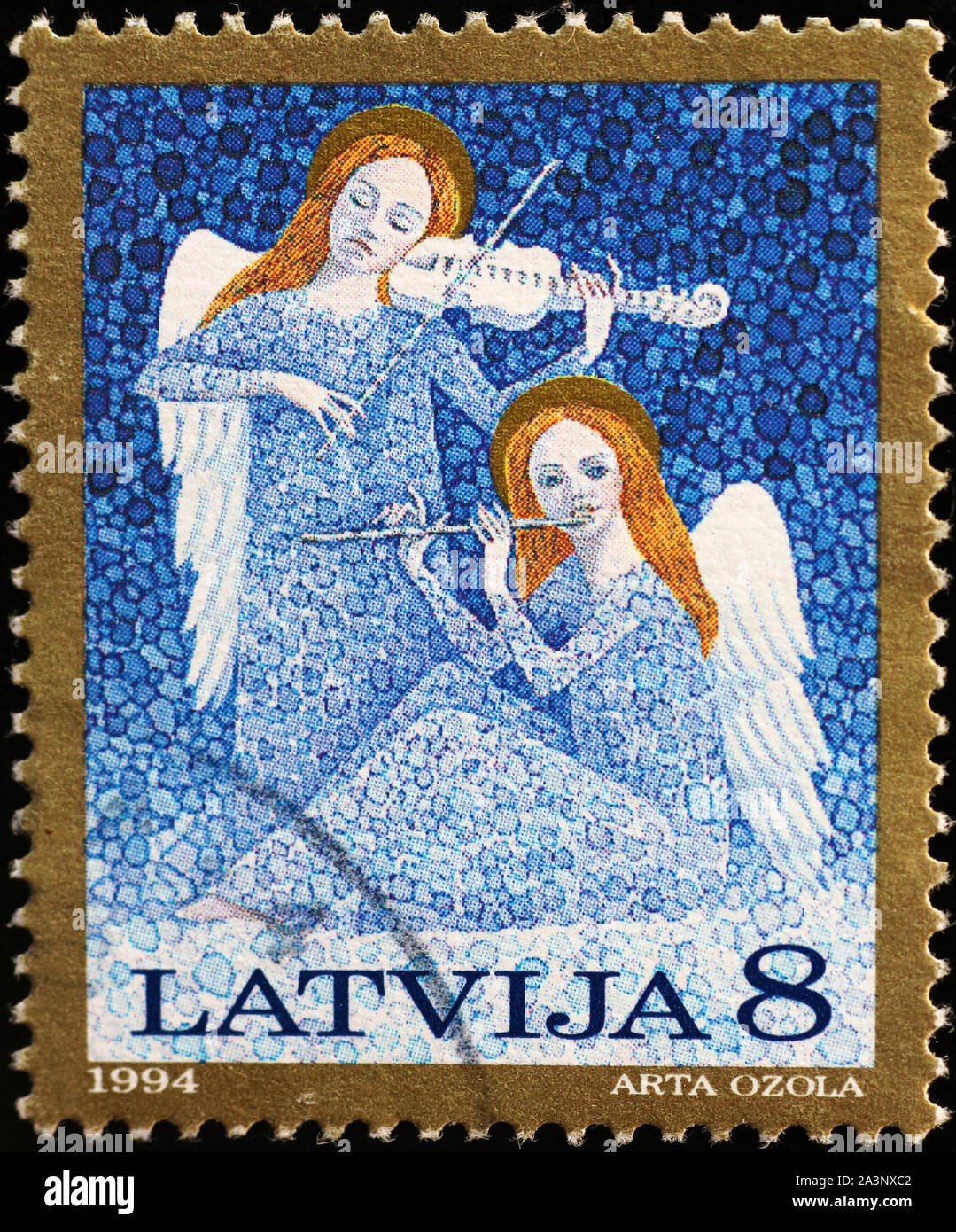 Zwei Engel spielen von Instrumenten auf Briefmarke von Latvija Stockfoto