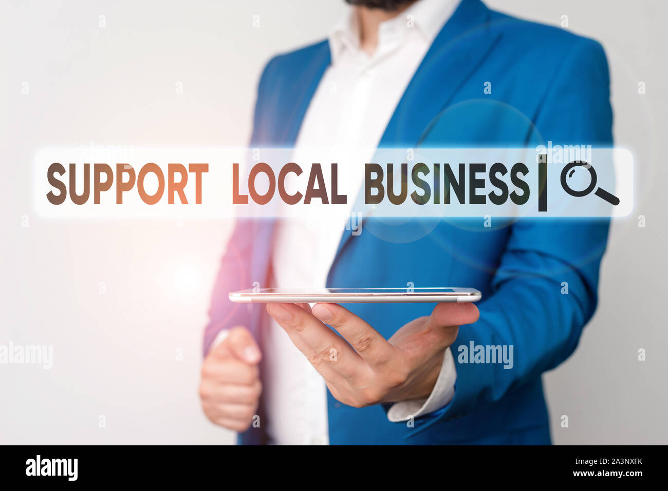 Text Zeichen, die Unterstützung der lokalen Unternehmen. Business Foto zur Schau stellen Investitionen in ihrem Land oder ihrer Stadt Mann in die Blaue Suite und weißes Hemd Stockfoto