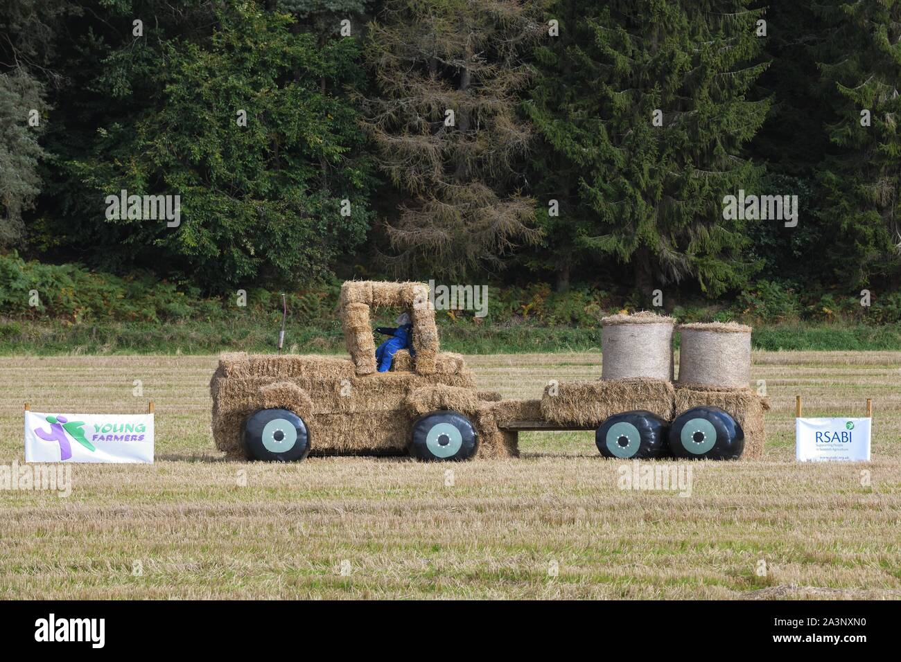 Traktor und Anhänger von Heu querhölzer Werbung die jungen Landwirte Unterstützung für RSABI in Schottland gebaut. Stockfoto