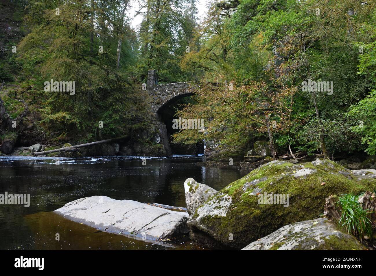 Fluss Braan bildet einen tiefen Pool unterhalb des Schwarzen Linn Brücke an der Eremitage, Dunkeld, Perth und Kinross, Schottland, Großbritannien, Europa Stockfoto