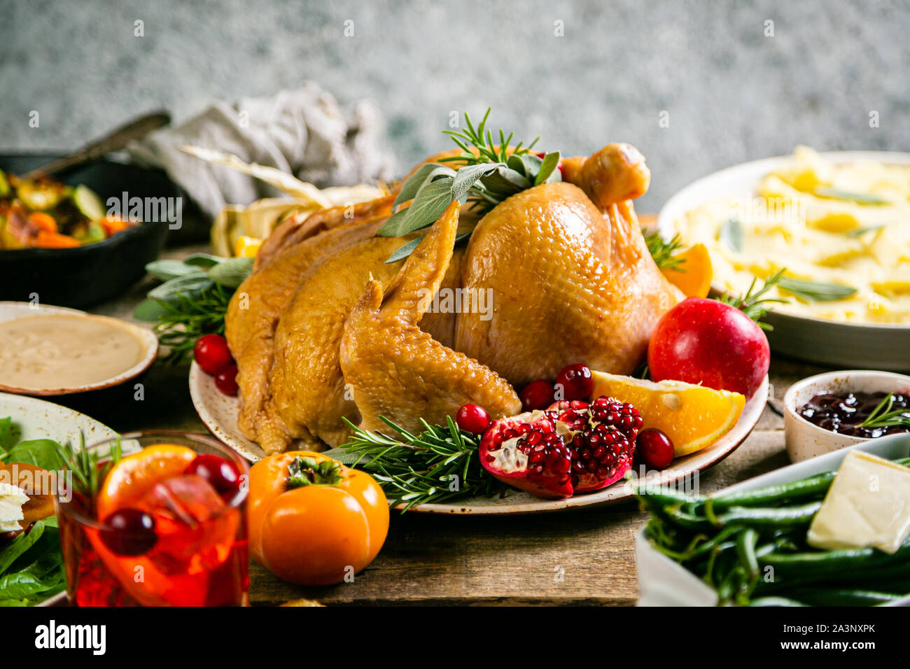 Auswahl an traditionellen Thanksgiving Essen - Türkei, Kartoffelpüree patatoes, grüne Bohnen, Apple Pie auf rustikalen Hintergrund Stockfoto