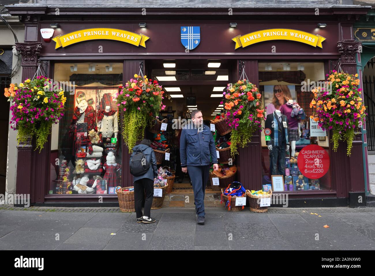 Hängende Körbe zieren den Eingang von James Pringle Weber Shop auf der Royal Mile von Edinburgh in Schottland, Großbritannien, Europa Stockfoto