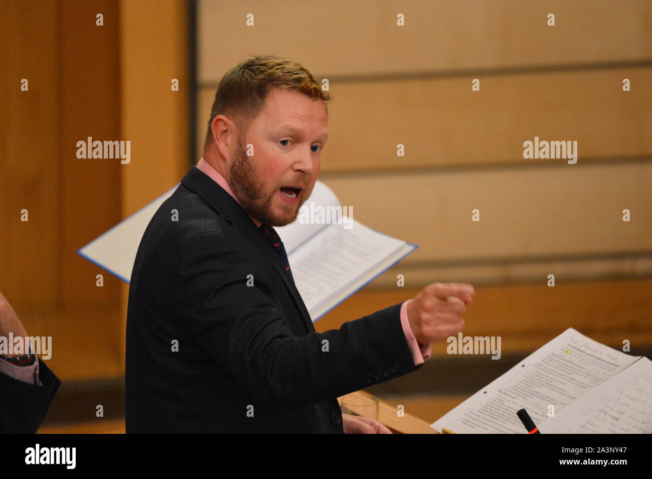 Edinburgh, Großbritannien. 09 Okt, 2019. Edinburgh, 9. Oktober 2019. Im Bild: Jamie Greene MSP Arbeiten bis in den späten Abend, Szenen aus dem Schottischen Parlament als der Kammer ist in vollem Gange in der Abstimmung verschiedene Änderungsanträge auf den Transport (Schottland) Rechnung. Beheizte Börsen sind mit leidenschaftlichen Reden von allen Seiten der Kammer gehört, gesehen werden. Credit: Colin Fisher/Alamy leben Nachrichten Stockfoto