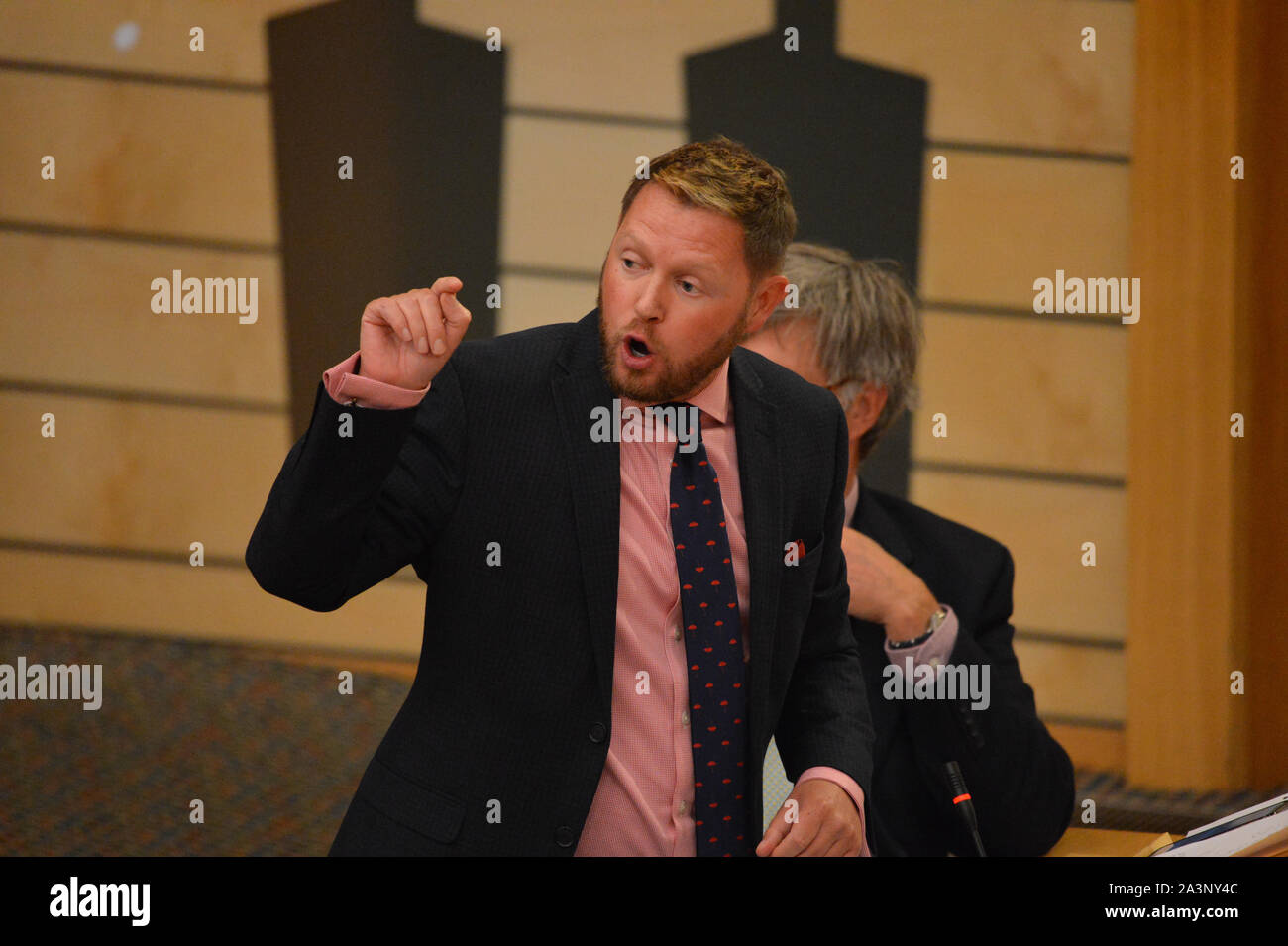 Edinburgh, Großbritannien. 09 Okt, 2019. Edinburgh, 9. Oktober 2019. Im Bild: Jamie Greene MSP Arbeiten bis in den späten Abend, Szenen aus dem Schottischen Parlament als der Kammer ist in vollem Gange in der Abstimmung verschiedene Änderungsanträge auf den Transport (Schottland) Rechnung. Beheizte Börsen sind mit leidenschaftlichen Reden von allen Seiten der Kammer gehört, gesehen werden. Credit: Colin Fisher/Alamy leben Nachrichten Stockfoto