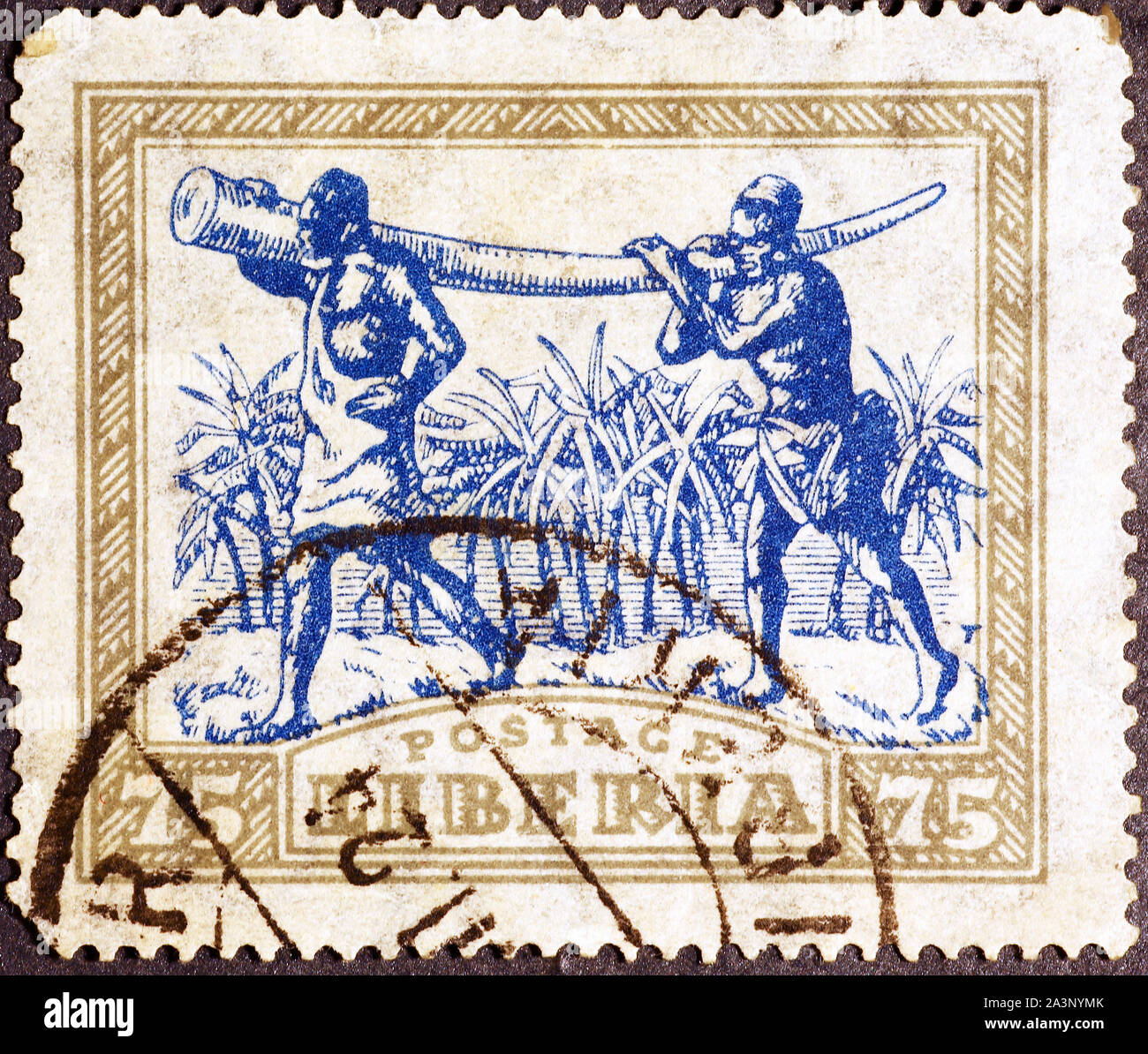 Zwei schwarze Männer, die Elephant Tusk auf vintage Briefmarke von Liberia Stockfoto