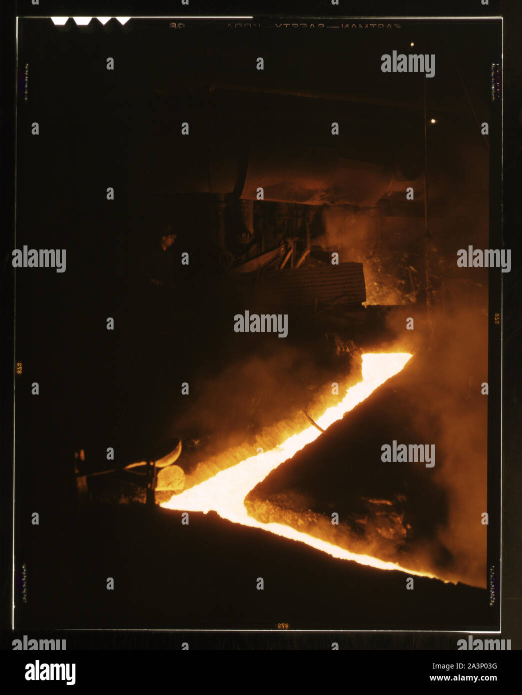 Schlacke Run-off aus den offenen Kamin Öfen einer Stahl- und Hüttenwerke, Republik Steel Corp., Youngstown, Ohio. Schlacke ist aus dem Ofen gezogen kurz vor dem geschmolzenen Stahl in Pfannen gegossen wird für ingotting Stockfoto