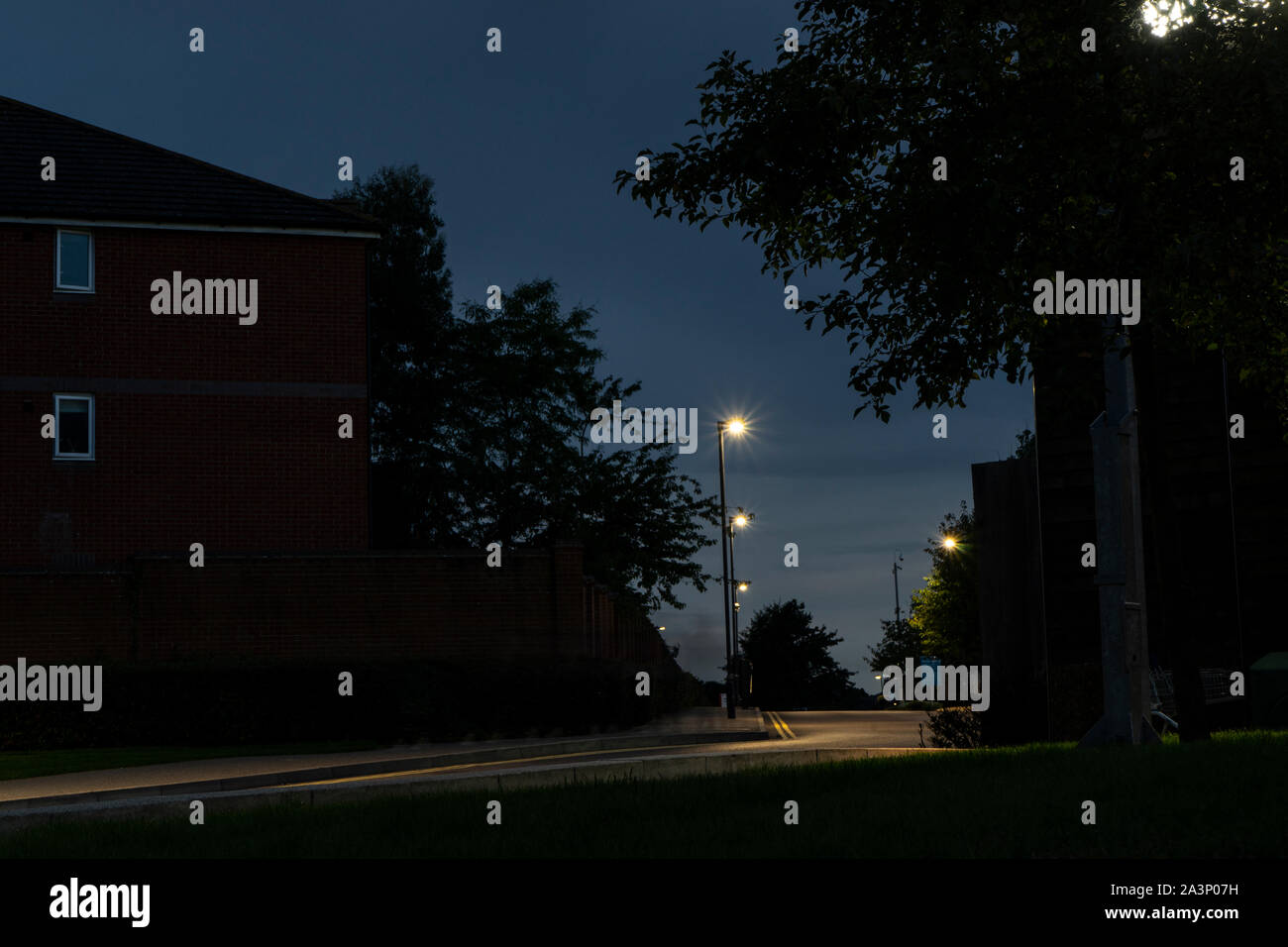Abenddämmerung und Straßenbeleuchtung Stockfoto