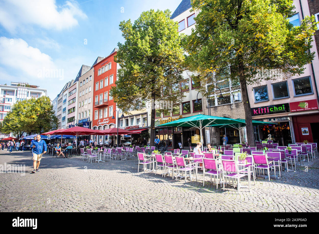 Köln, Deutschland - 4 September, 2018: Bunte Straße Szene aus der Stadt Köln Deutschland mit Menschen, Restaurants und Straße mit Kopfsteinpflaster. Stockfoto