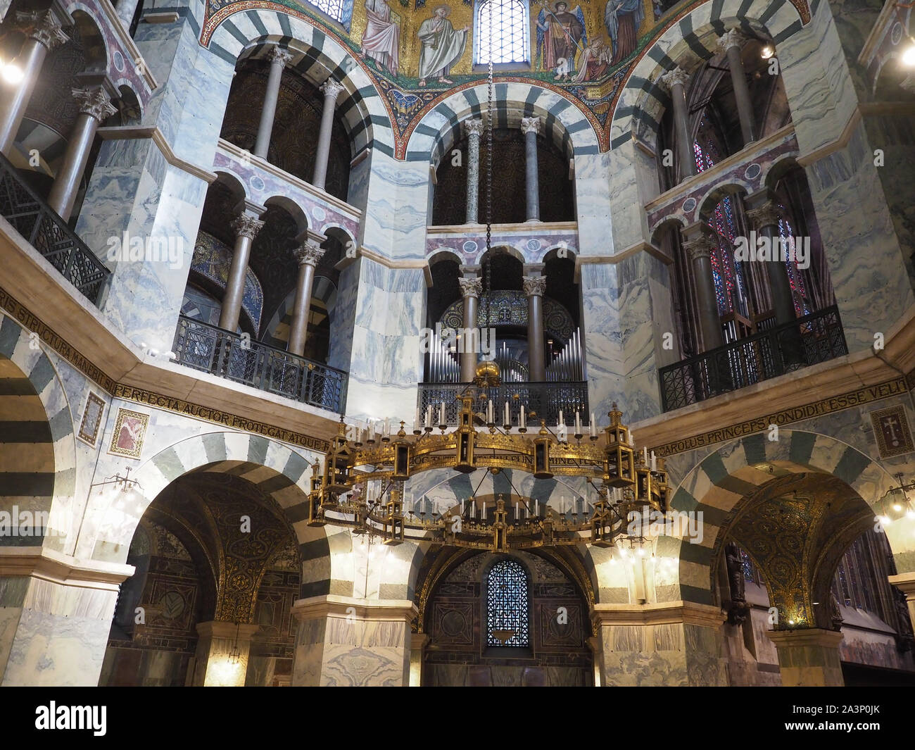 AACHEN, DEUTSCHLAND - ca. August 2019: Karl der Pfalzkapelle im Aachener Dom Kirche Stockfoto