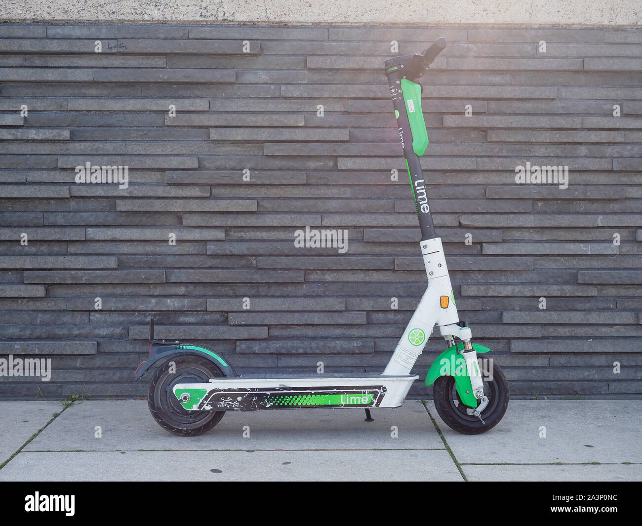 KOELN, Deutschland - ca. August 2019: Kalk elektrische Kick scooter persönliche Mobilität Radfahrzeug Stockfoto