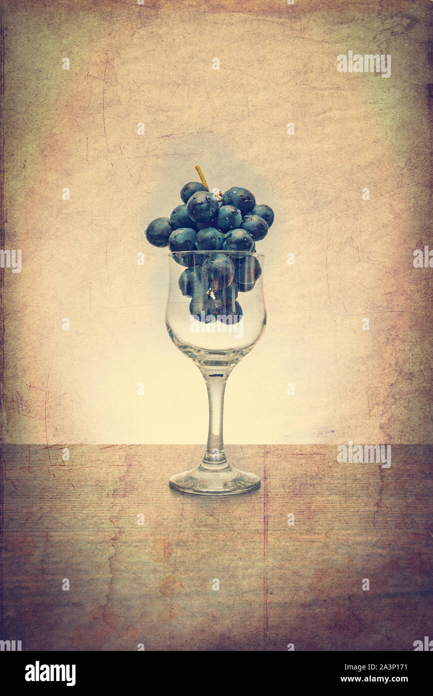 Konzeptionelle Idee der Trauben in den Wein Glas als Rohstoffe anstelle von Endprodukt mit einem Vintage Filter Stockfoto