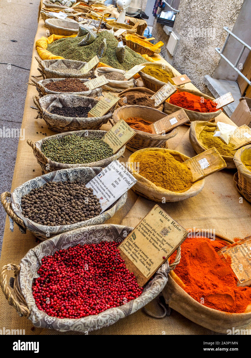 Bunten Gewürzen für Verkauf an Provence Märkte. Stockfoto