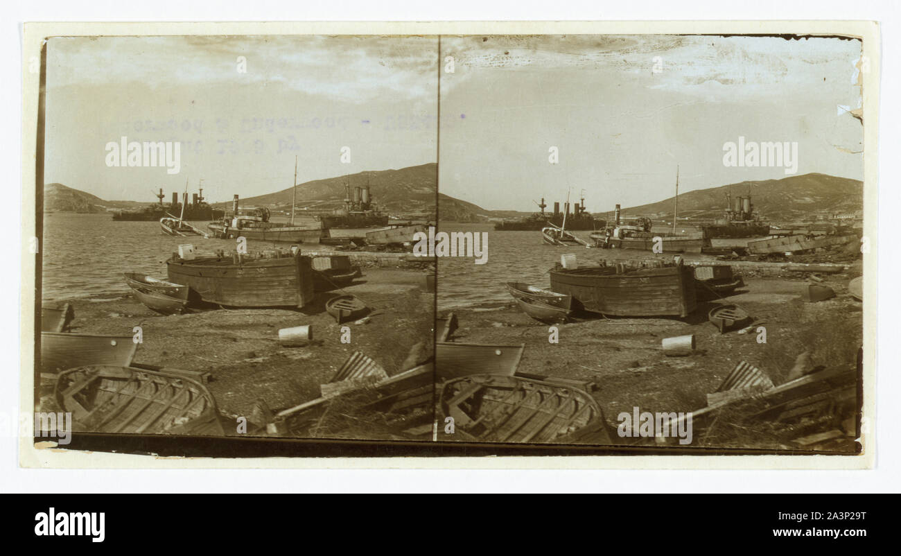Kleine Boote an Land und Kriegsschiffe im Hafen in der Mitte der Abstand einer bergungsgruppe Boot neben einem versunkenen Schiff, Port Arthur Stockfoto