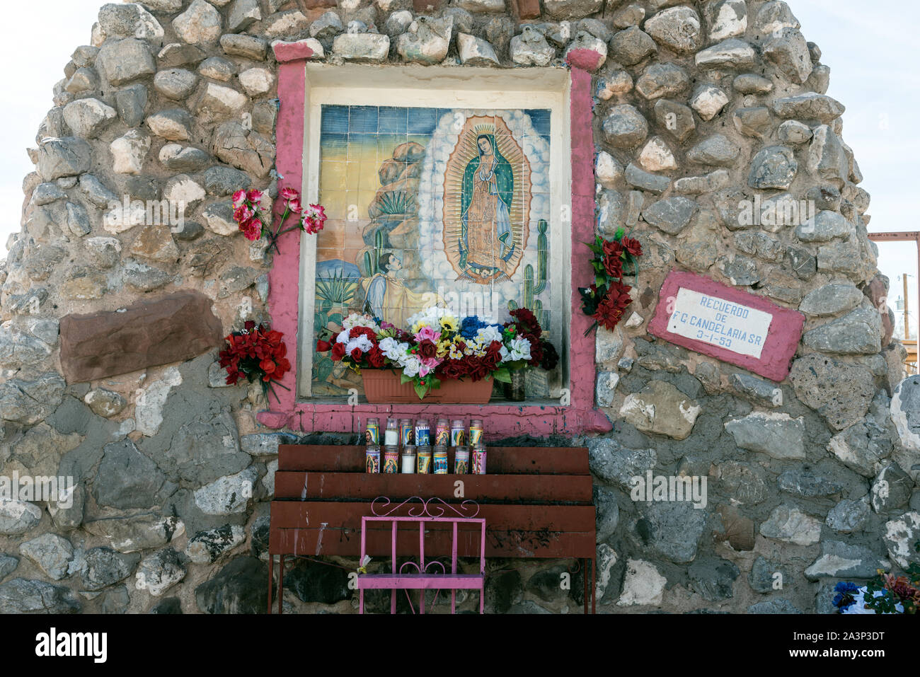 Kleinen Schrein außerhalb des San Ysleta Mission. Die Mission wasbuilt im Jahre 1682 durch Mitglieder der Tigua indischen Stamm, die in der Nähe von dem, was jetzt ist, Albuquerque, New Mexico gezwungen gewesen, ihre angestammte Heimat zu fliehen. In El Paso, Texas Stockfoto