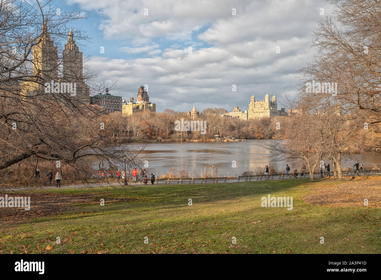 Der Central Park, New York City Tageslicht mit Menschen zu Fuß, New York Skyline, Reflexion im Wasser, Wolken und Bäume Stockfoto