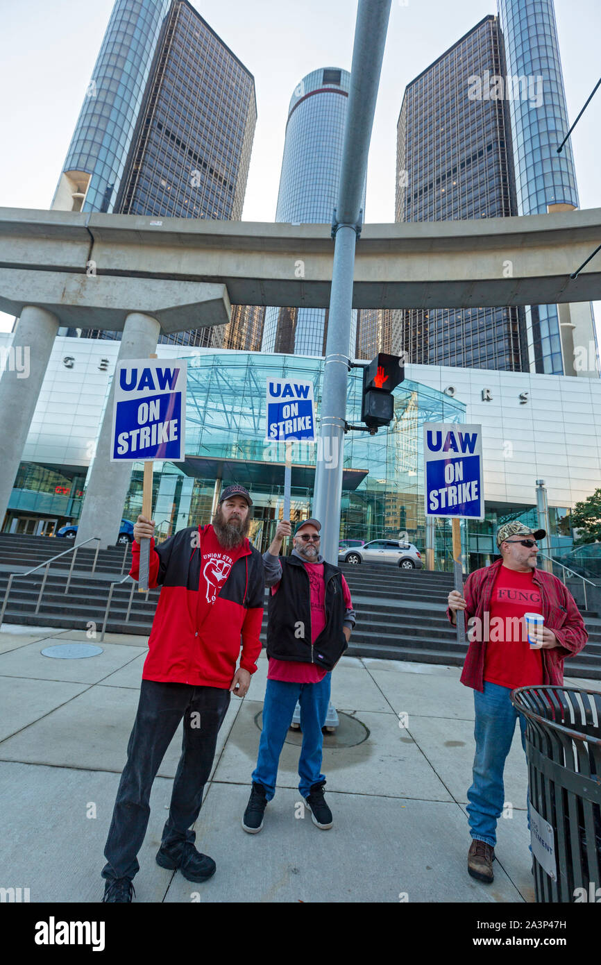 Detroit, Michigan, USA - 9. Oktober 2019 - Mitglieder der United Auto Workers bestreikten die General Motors Sitz im Renaissance Center in der vierten Woche ihren Streik gegen GM. Hauptthemen des Streiks gehören Werksschliessungen, Löhne, das zweistufige zahlen Struktur, Zeitarbeiter, und Gesundheitsversorgung. Quelle: Jim West/Alamy leben Nachrichten Stockfoto