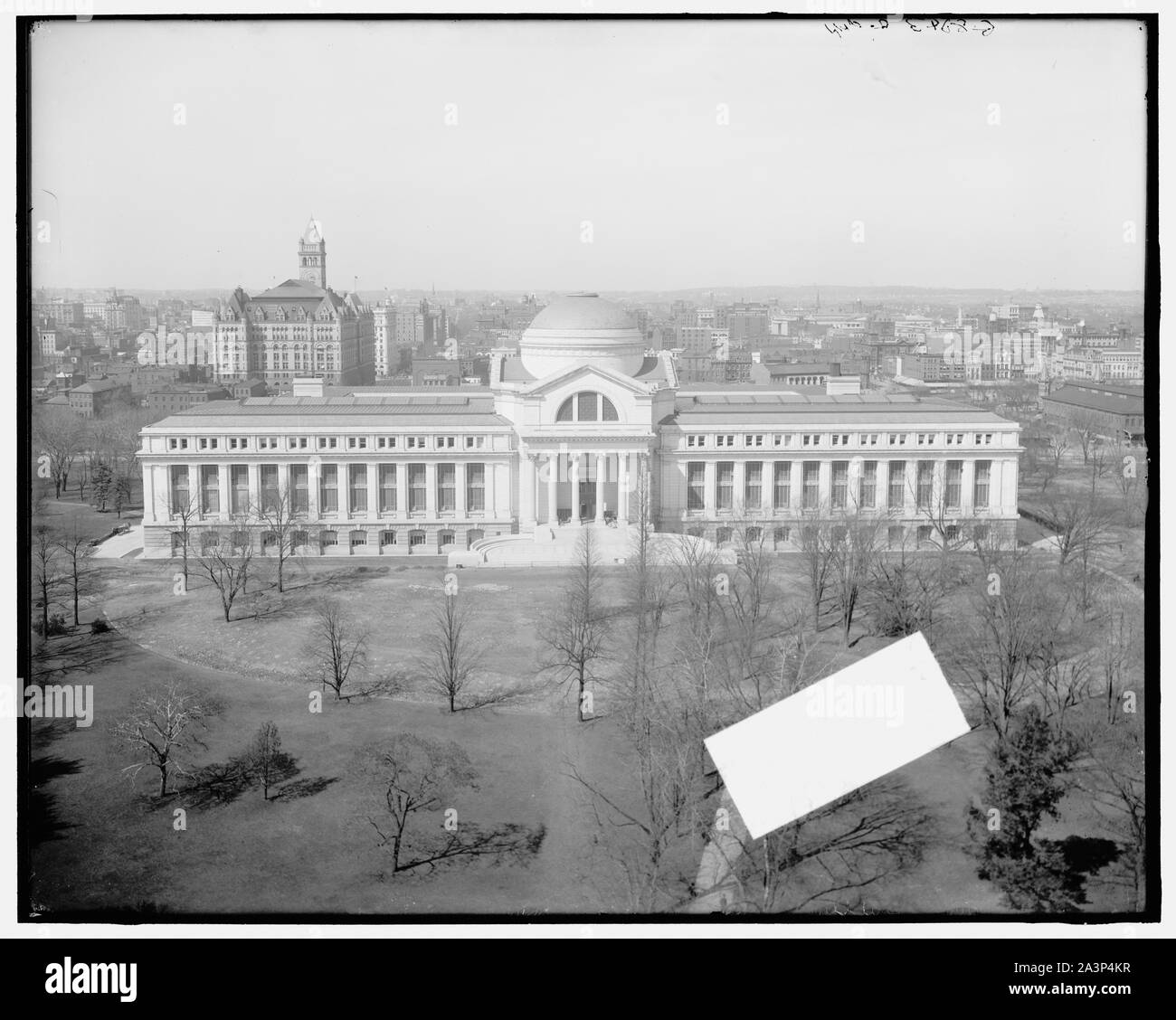 [Washington von Smithsonian Institute (Institution) Schloss, Washington, D.C.] Englisch: Blick auf das Washington Monument aus dem Smithsonian Castle Gebäude. Stockfoto