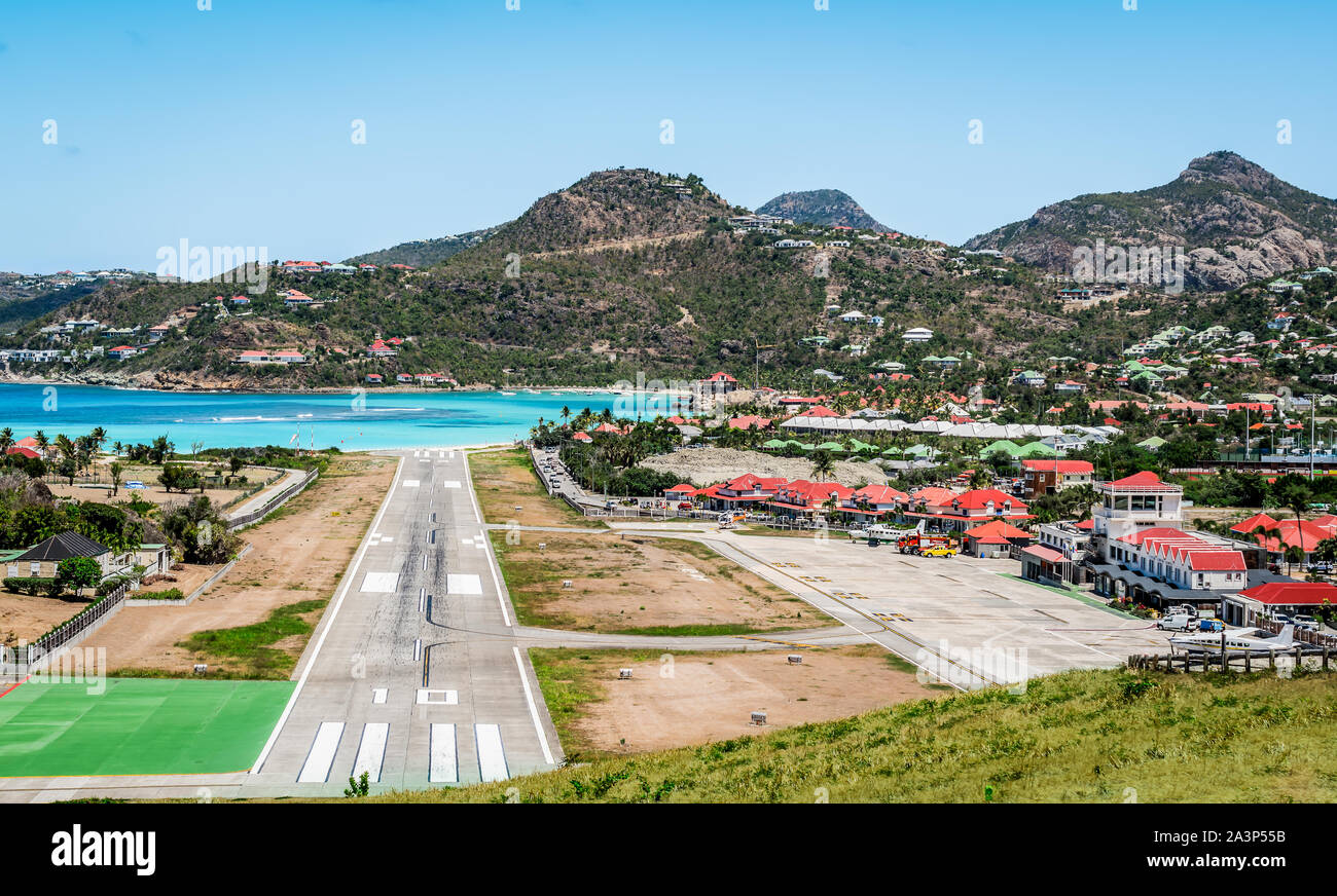 Landschaft mit Dorf und Start- und Landebahn von St Jean auf der karibischen Insel St. Barthélemy (St. Barts). Stockfoto