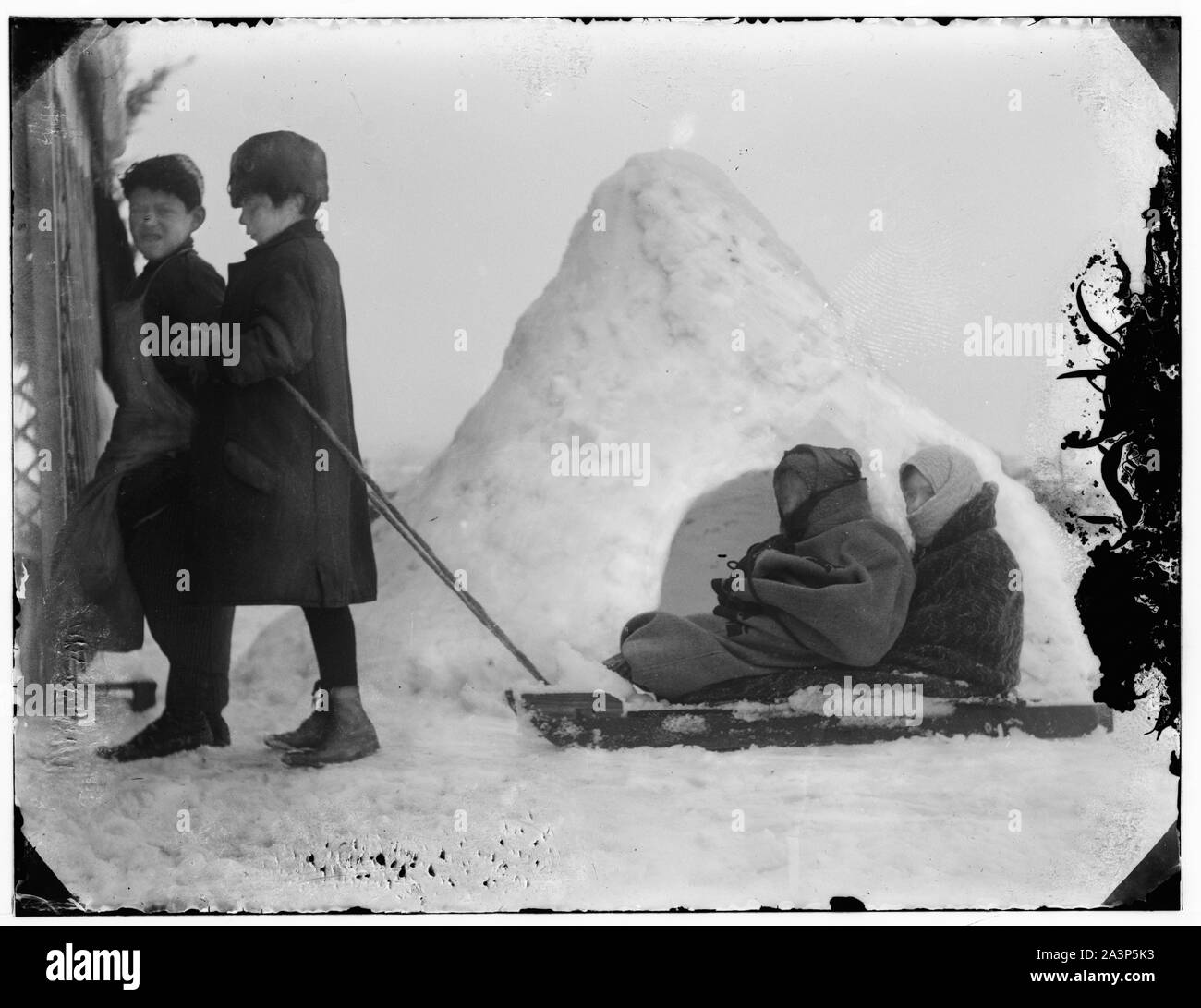 Schnee in Jerusalem 1921. Kinder ziehen Kinder auf Schlitten Stockfoto