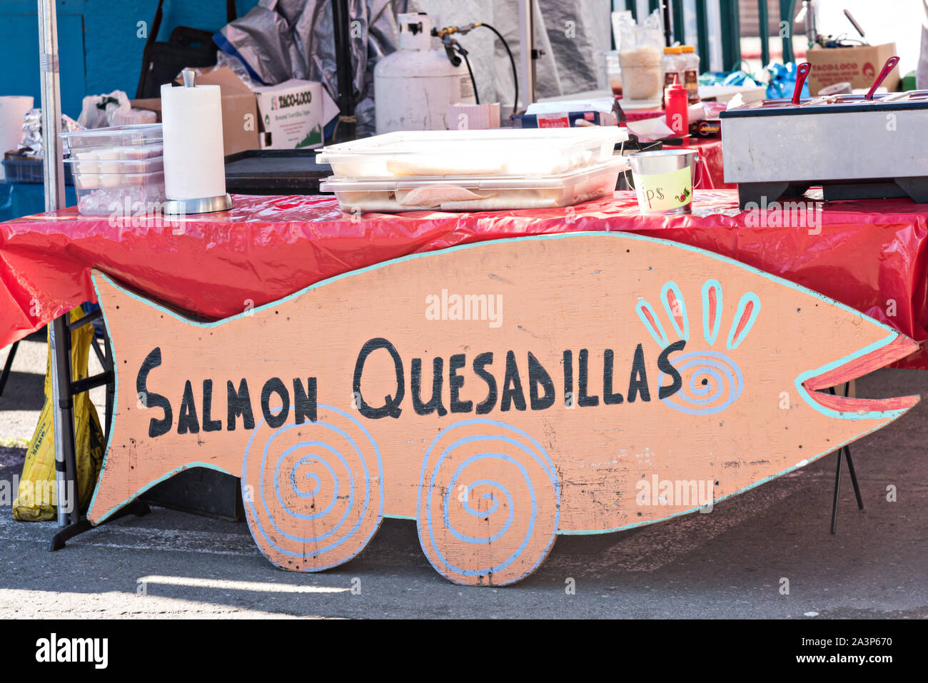 Eine Garküche Verkauf von Lachs quesadillas und Rentier Schieberegler an der wöchentliche Bauernmarkt in Downtown Anchorage, Alaska. Stockfoto