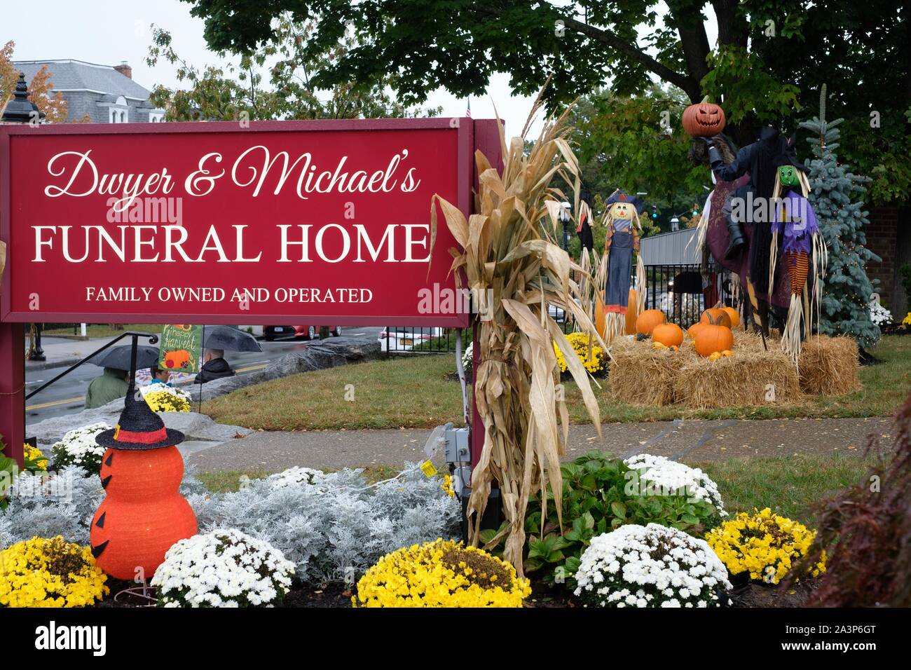 Halloween Dekorationen außerhalb eines Bestattungsunternehmens in Sleepy Hollow, New York. Stockfoto