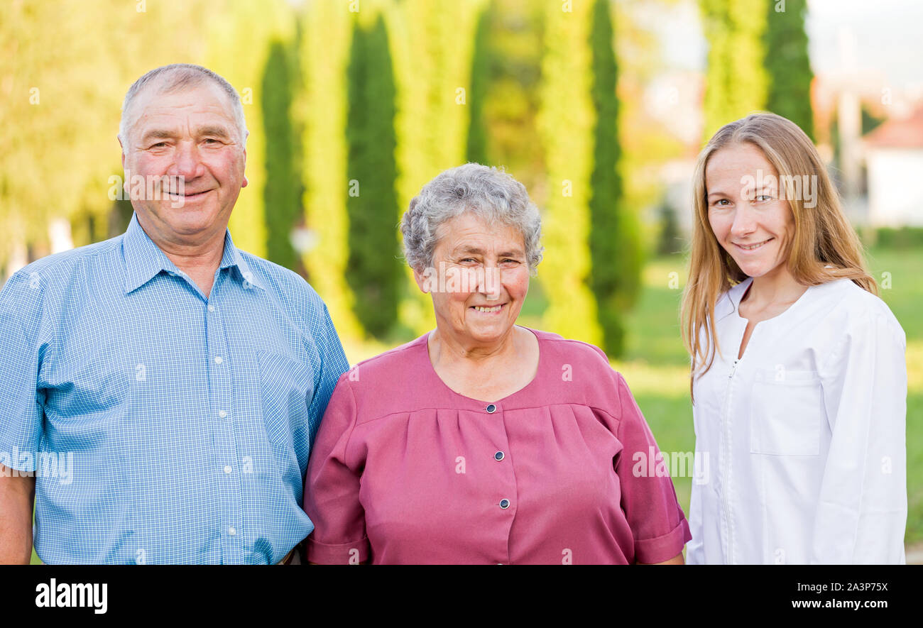 Gerne ältere Paare mit ihrer Pflegeperson in der Natur Stockfoto