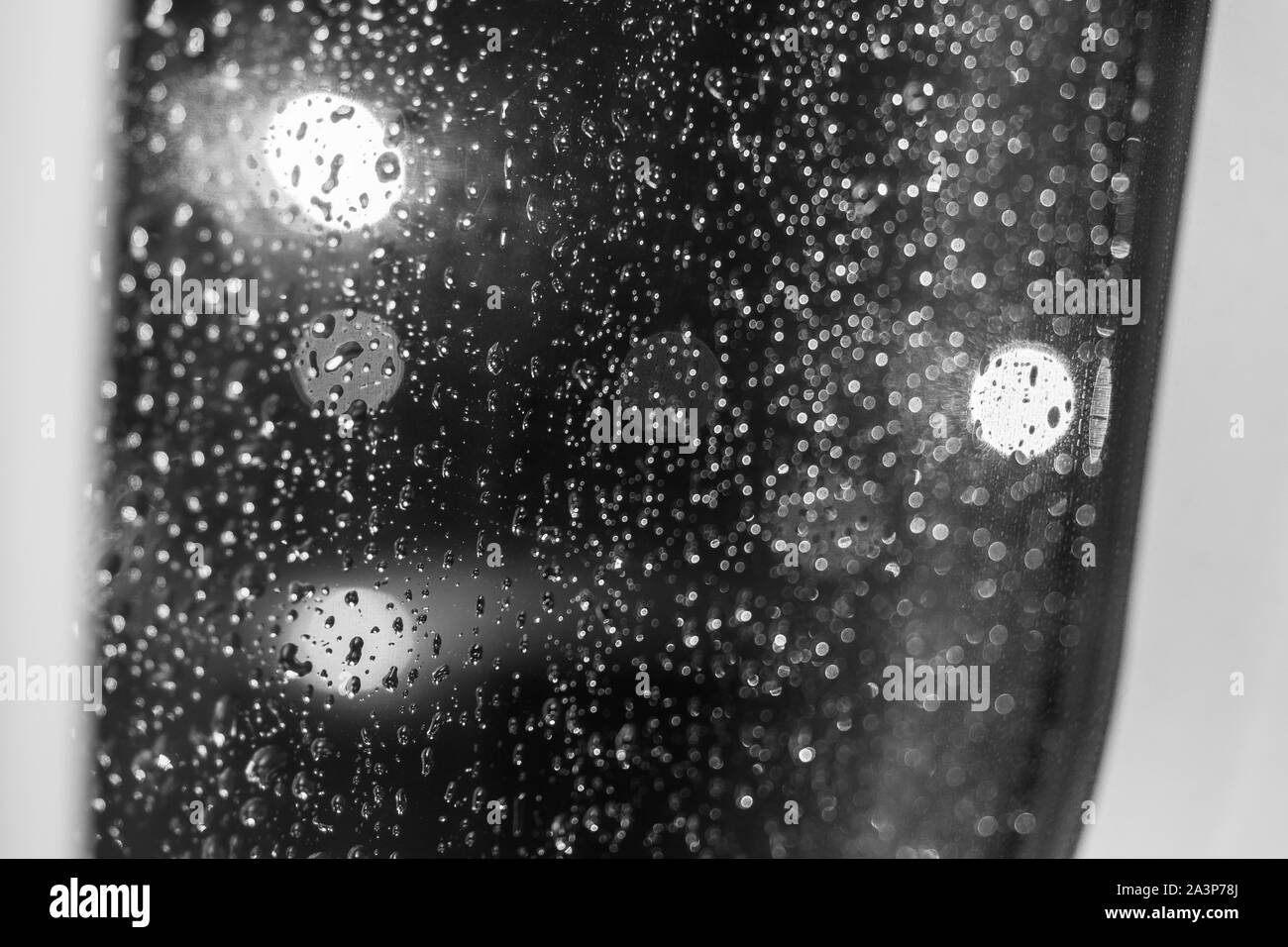 In der Nähe des regen Wassertropfen auf Glas Fenster rahmen Flugzeug Fenster innere Flugzeug und Unschärfe Hintergrund mit Kreis runde Licht bokeh. Stockfoto