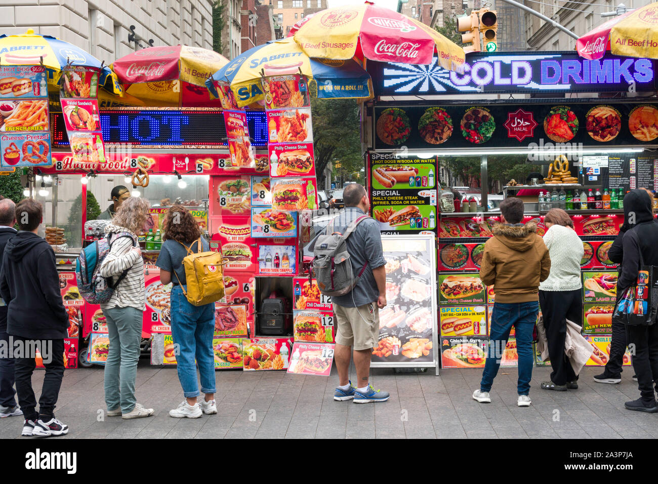 Touristen, Bürgersteig essen Karren auf der Fifth Avenue, New York, USA Stockfoto