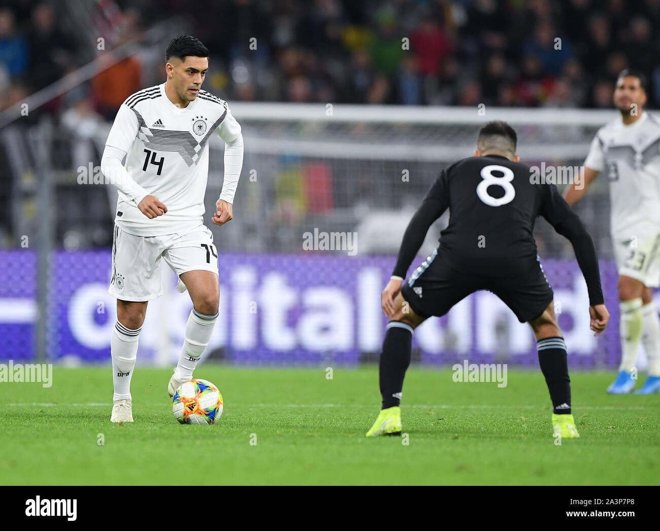 Dortmund, Deutschland. 09 Okt, 2019. Duelle, Duell, Single Action, Freestyle Nadiem Amiri (Deutschland) gegen Marcos Acuna (ARG). GES/Fußball/Freundschaftsspiele: Deutschland - Argentinien, 09.10.2019 Fußball: Testspiel: Deutschland vs Argentinien, Dortmund, 9. Oktober 2019 | Verwendung der weltweiten Kredit: dpa/Alamy leben Nachrichten Stockfoto