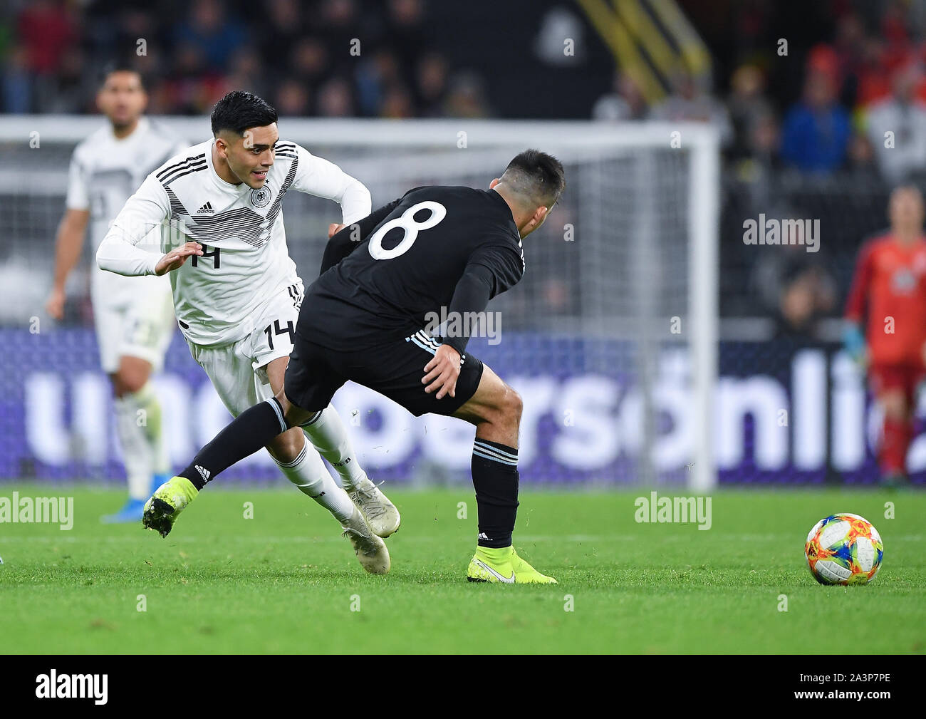 Dortmund, Deutschland. 09 Okt, 2019. Duelle, Duell, Single Action, Freestyle Nadiem Amiri (Deutschland) gegen Marcos Acuna (ARG). GES/Fußball/Freundschaftsspiele: Deutschland - Argentinien, 09.10.2019 Fußball: Testspiel: Deutschland vs Argentinien, Dortmund, 9. Oktober 2019 | Verwendung der weltweiten Kredit: dpa/Alamy leben Nachrichten Stockfoto