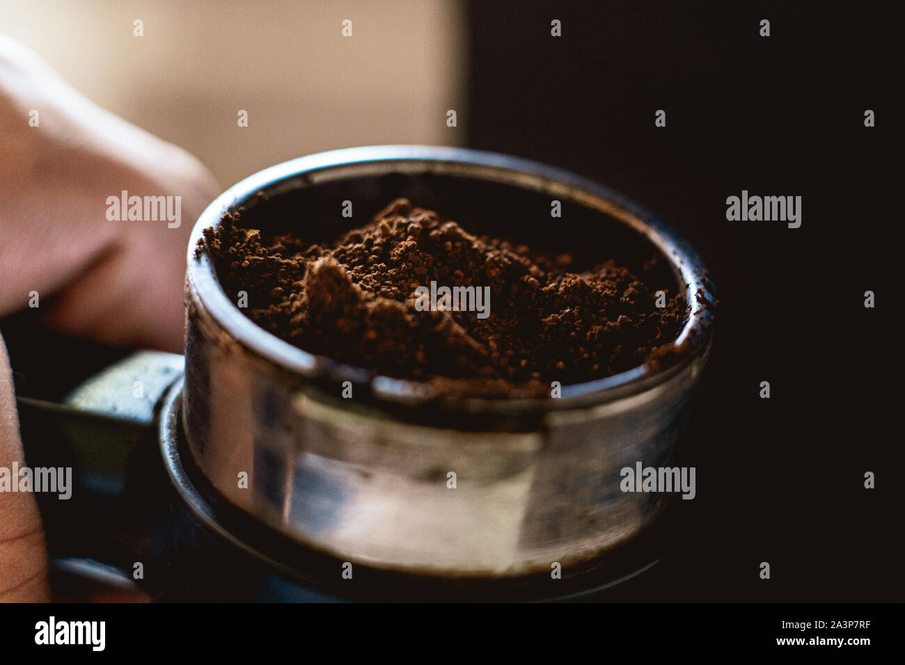 Makroaufnahme eines gemahlenen Kaffee Bohnen, Brauprozess, morgendliche Routine Stockfoto