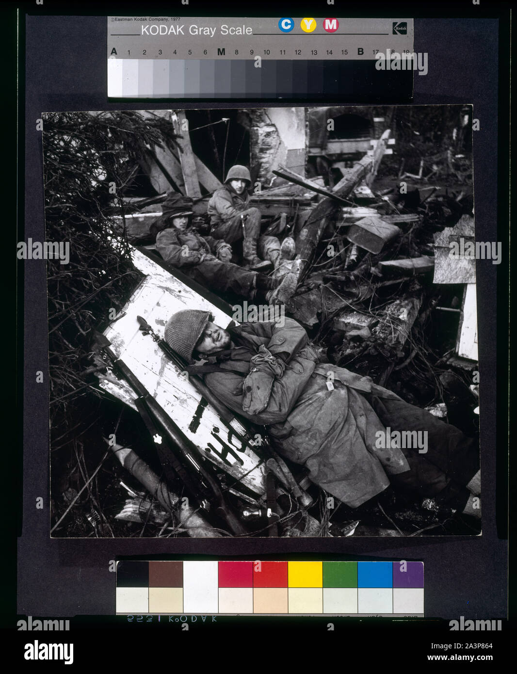 Us-Soldaten ruhen unter den Trümmern des Gebäudes, mit Soldat liegend auf der Plank im Vordergrund, auf dem Siegfried Line, Rhonetal, deutsche Front Stockfoto