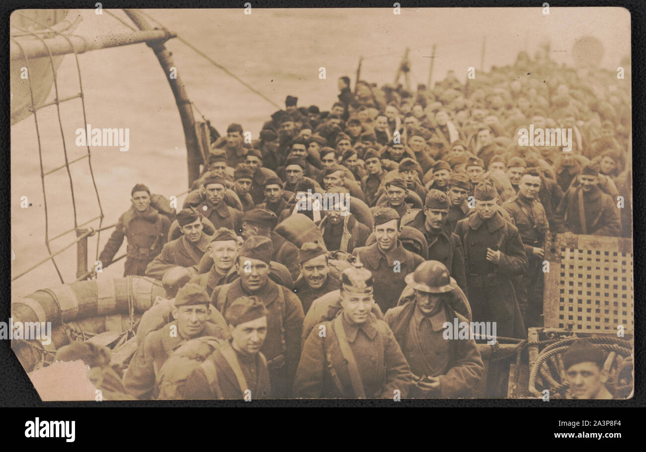 Aus dem Krieg heimkehrenden Soldaten an Bord von Schiffen, einschließlich einer trägt eine Pickelhaube Stockfoto