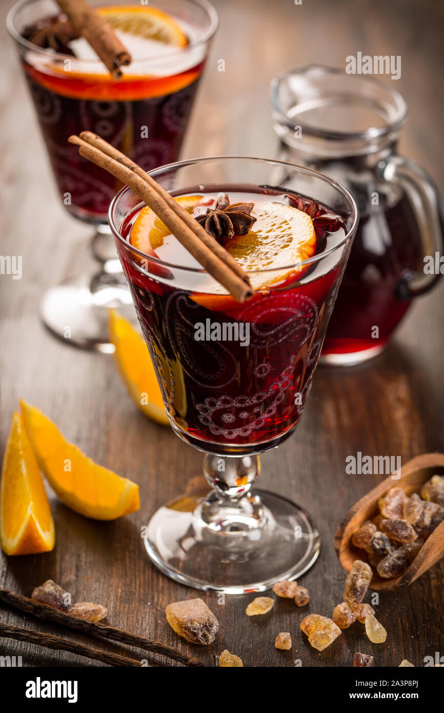 Hot cranberry Glühwein mit Orangen, Anis und Zimt Stockfoto