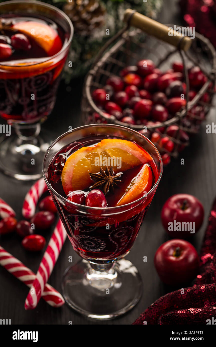 Hot cranberry Glühwein mit Orangen, Anis und Zimt Stockfoto