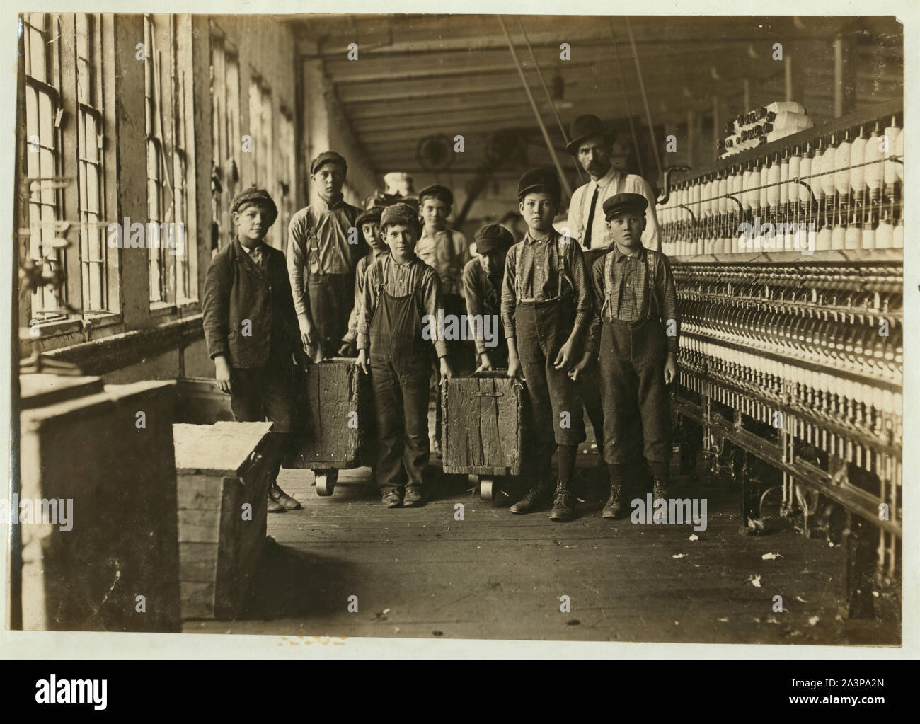 Einige der doffers und der Betriebsleiter, Catawba Cotton Mill, Newton, N.C. Zehn kleine Jungen und Mädchen über diese Größe aus einer Kraft von 40 Mitarbeitern. Stockfoto