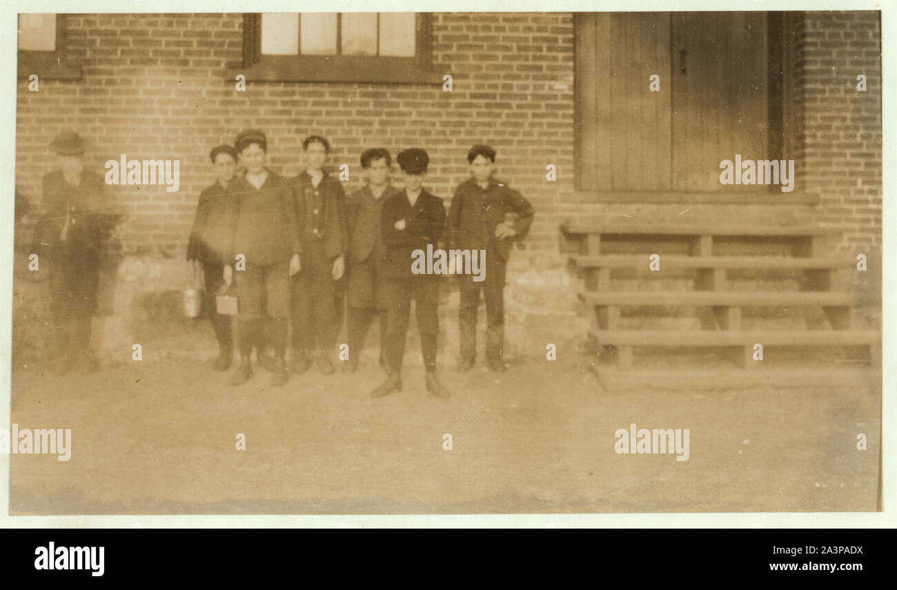 Einige der Jungen in Chace Cotton Mill, Burlington, Vermont (siehe Etikett auf Foto Nr. 730) für Namen. Mai 5, 1909. 18.00 Uhr [Caption Nr. 730: Alle diese kleinen Jungen, und mehr, die Arbeit in die Chace Cotton Mill, Burlington, Vt. Viele der Kleinsten es von ein bis drei Jahren. Nur wenige Englisch sprechen konnte. Diese sind die Namen von einigen: - Lahule Julian, Walter Walker, Herman Andi, Arsone Lussier, Addones Oduet, Arthur Oduet, Erle Campbell, Eddie Marcotte, John Lavigne, Jo Bowdeon, Phil Lecryer, Joseph Granger. Eine kleine Mühle.] Stockfoto