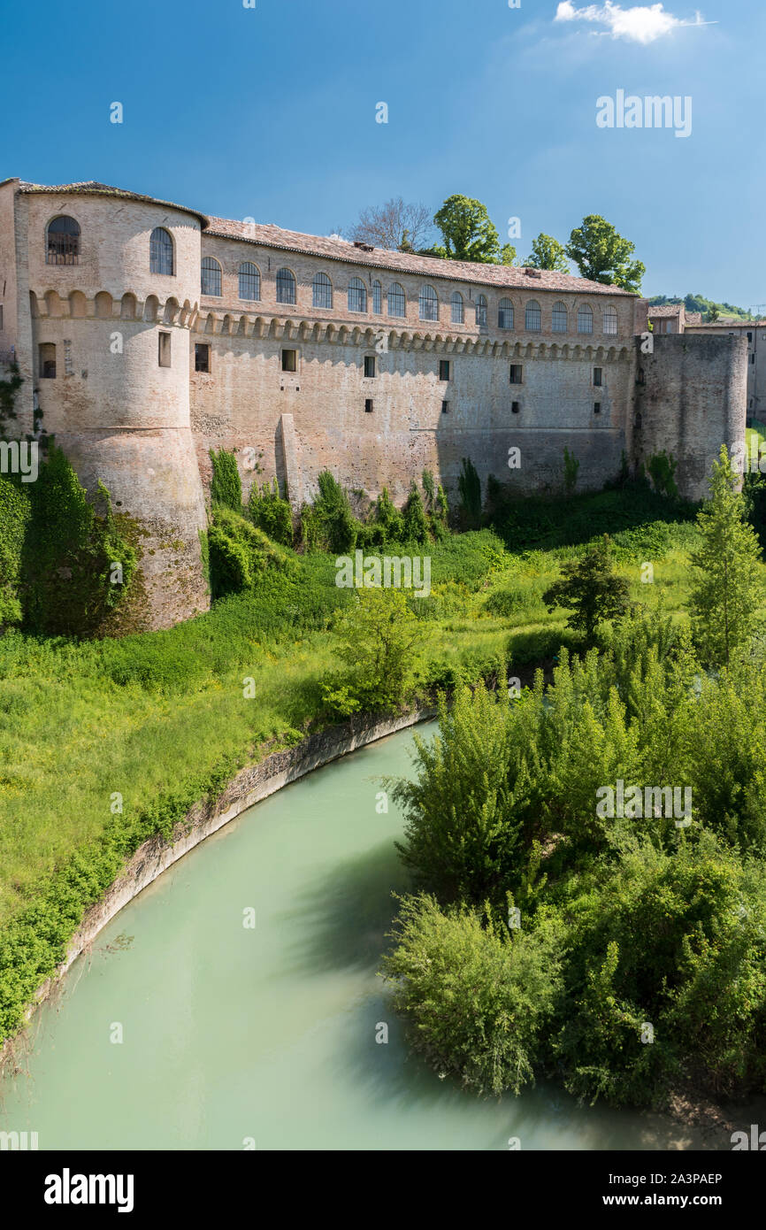 Die "Ucal Palace' von Urbania (Marche, Italien) über den Fluss Metauro Stockfoto