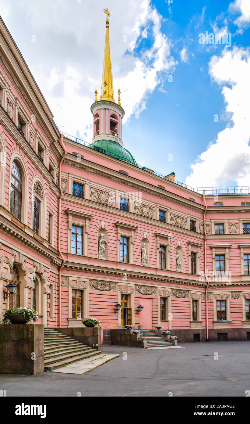 Sankt Petersburg, Russland: Große courtyart von Saint Michael's Castle oder die Ingenieure Schloss, eine ehemalige königliche Residenz für Kaiser Paul I. im histo Stockfoto