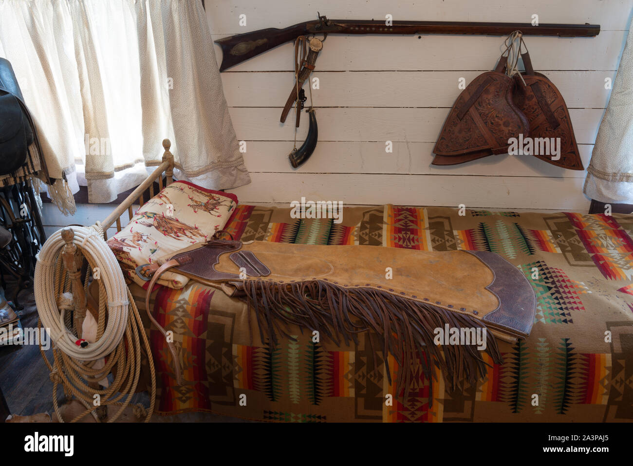 Einige der echten alten Westen Besitztümer angezeigt im Bunkhouse, eine kleine Eisenbahn an die Position verschoben und konvertiert für Ranch verwenden, auf einer Ranch von Annie Junge Shelton und Ferol Shelton in der Nähe von Chester im Texas Panhandle im Besitz Stockfoto