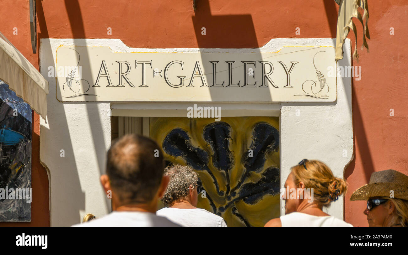 POSITANO, ITALIEN - AUGUST 2019: Schild über dem Eingang eine Kunstgalerie in Positano, mit Personen, die vor dem Eingang. Stockfoto