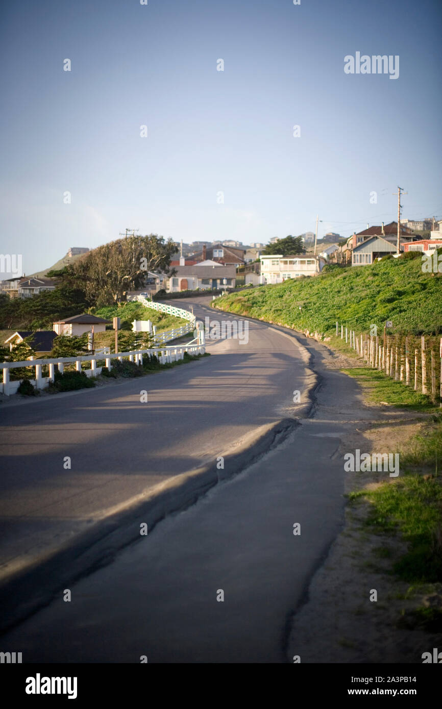 1-spurige Straße Wicklung in eine sonnige Stadt am Meer. Stockfoto