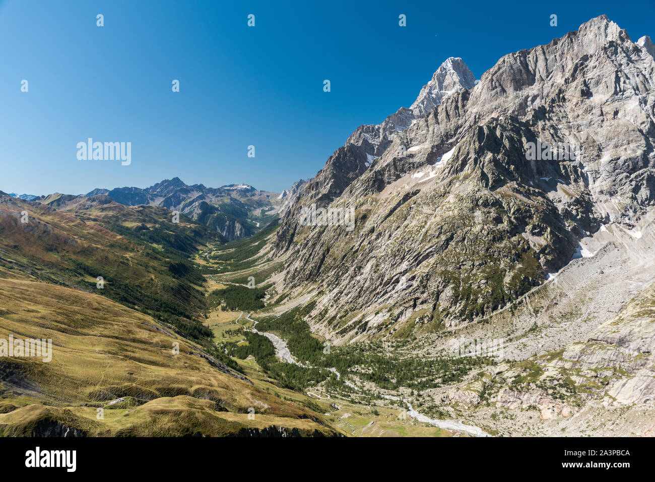 Panoramablick auf Val Ferret, in den östlichen Rand des Mont Blanc Massivs Stockfoto